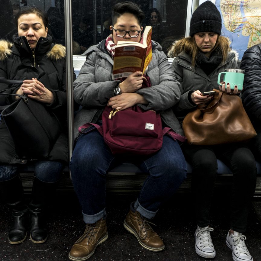 Chicos leyendo en el metro